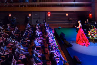 Nữ ca sĩ Teresa Mai trong một buổi biểu diễn. (Ảnh: scfta.org)