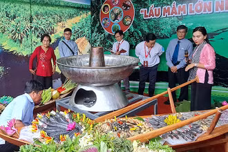 Không gian trưng bày, xác lập kỷ lục “Lẩu mắm lớn nhất Việt Nam” tại huyện U Minh vào chiều 29/4.