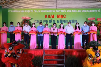 Cắt băng khánh thành Chợ phiên nông sản huyện Củ Chi năm 2022. (Ảnh: Ngọc Thủy)