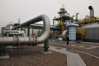 Đường ống vận chuyển CO2 đến thiết bị loại bỏ khí thải tại khu thử nghiệm thu giữ và lưu trữ carbon Tomakomai ở Tomakomai, tỉnh Hokkaido, Nhật Bản ngày 22/3/2018. (Ảnh: Reuters)