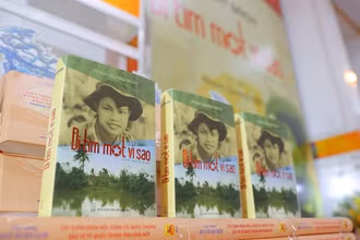 Cuốn sách "Đi tìm một vì sao". (Ảnh: HÒA NGUYỄN)