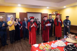 Lễ dâng hương Giỗ Tổ tại gian thờ Vua Hùng, trong Niệm phật đường ở Moskva. (Ảnh: THANH THỂ) 