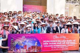 Đoàn 126 du khách Mỹ được chào đón nồng nhiệt khi đến tham quan Bảo tàng Lịch sử Thành phố Hồ Chí Minh hôm 8/4 (Ảnh: Sở Du lịch Thành phố Hồ Chí Minh)