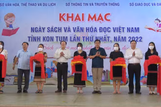 Các đại biểu cắt băng khai mạc Ngày sách và Văn hóa đọc Việt Nam tỉnh Kon Tum lần thứ nhất năm 2022.