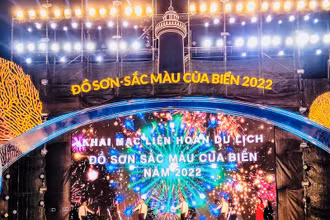 Các đại biểu nhấn nút khai mạc Liên hoan du lịch “Đồ Sơn – sắc màu của biển 2022”.
