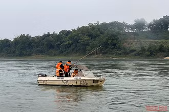Lực lượng cứu hộ cứu nạn tổ chức tìm kiếm nạn nhân.