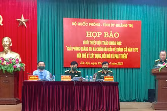 Đại diện các cơ quan Bộ Quốc phòng và Tỉnh ủy Quảng Trị đồng chủ trì họp báo giới thiệu Hội thảo. 