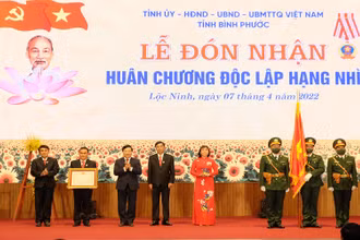 Phó Thủ tướng Thường trực Phạm Bình Minh trao quyết định của Thủ tướng Chính phủ cho 6 xã, thị trấn và huyện Lộc Ninh là vùng An toàn khu thời kỳ kháng chiến chống Mỹ, cứu nước.