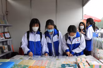 Các em học sinh tham quan Ngày sách.