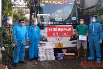 Các đối tượng dùng nhiều thủ đoạn để vận chuyển thuốc lá nhập lậu. Trong ảnh: các đối tượng sử dụng xe cứu trợ để tuồn thuốc lá lậu vào thị trường Thành phố Hồ Chí Minh hồi tháng 9/2021.