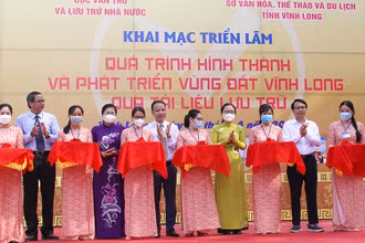Khai mạc triển lãm “Quá trình hình thành và phát triển vùng đất Vĩnh Long qua tài liệu lưu trữ” sáng 27/4. 