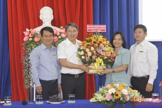 Bí thư Tỉnh ủy Khánh Hòa Nguyễn Hải Ninh (thứ hai từ trái sang) thăm, tặng hoa Báo Khánh Hòa nhân kỷ niệm Ngày báo chí cách mạng Việt Nam.