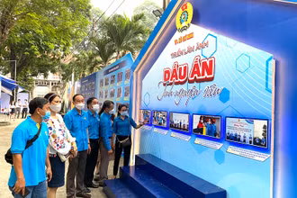 Công nhân viên chức lao động xem triển lãm ảnh tại khai mạc Tháng Công nhân sáng 29/4.
