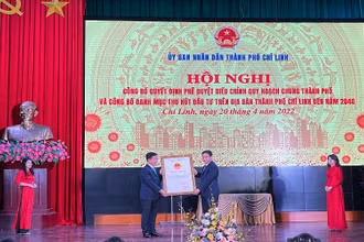 Chủ tịch UBND tỉnh Hải Dương Triệu Thế Hùng trao Quyết định phê duyệt điều chỉnh quy hoạch chung thành phố Chí Linh đến năm 2040.