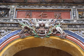 Trang trí hổ phù - la hầu trong cung đình Huế.