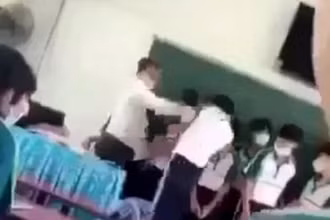 Giáo viên P.Q.H. tát vào mặt học sinh. (Ảnh cắt từ clip)