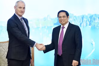 Thủ tướng Phạm Minh Chính tiếp Giáo sư Alec Cameron, Chủ tịch Đại học RMIT (Australia). (Ảnh: Trần Hải)