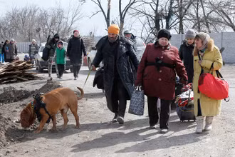 Người dân Ukraine sơ tán khỏi thành phố Mariupol hồi tháng 3/2022. (Ảnh: Reuters)