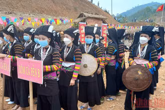 Đồng bào dân tộc Lô Lô xã Đức Hạnh dự ngày hội văn hóa.