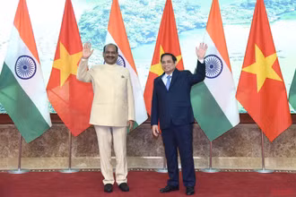 Chủ tịch Hạ viện Cộng hòa Ấn Độ Om Birla và Thủ tướng Phạm Minh Chính. (Ảnh: TRẦN HẢI)