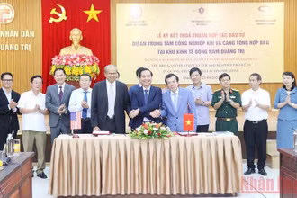 Phó Bí thư Tỉnh ủy, Chủ tịch UBND tỉnh Quảng Trị Võ Văn Hưng; Chủ tịch Tập đoàn Quantum Arun Savkur; Chủ tịch Tập đoàn BB Group Vũ Quang Bảo tiến hành ký kết thỏa thuận hợp tác đầu tư.