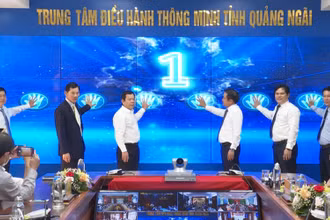 Lãnh đạo tỉnh Quảng Ngãi và Tập đoàn VNPT ấn nút nút khai trương Trung tâm điều hành thông tỉnh Quảng Ngãi.