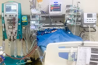 Bé trai được can thiệp ECMO do diễn biến nguy kịch của bệnh.
