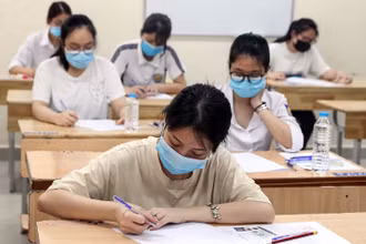 Thí sinh dự thi kỳ thi tốt nghiệp THPT năm 2021 tại điểm thi trường THPT Chu Văn An (Hà Nội). (Ảnh: Duy Linh)