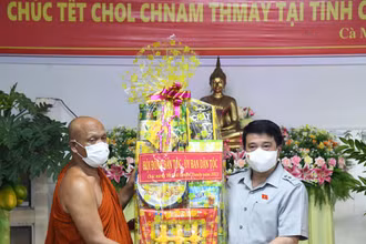 Chủ tịch Hội đồng Dân tộc Quốc tặng quà, chúc Tết cổ truyền tại Chùa Monivongsa và Chùa Rạch Giồng tại Cà Mau.