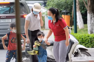 Bỡ ngỡ ngày đến trường sau một thời gian dài nghỉ dịch của các bé Trường Thăng Long Academy Hà Nội. (Ảnh: SƠN BÁCH)