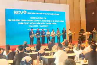 Đại diện các địa phương nhận biểu tượng tượng trưng xe cứu thương do BIDV trao tặng.