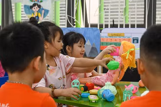 Trẻ mầm non Hà Nội đến trường sau thời gian dài nghỉ học do Covid-19 (Ảnh minh họa: Duy Linh).