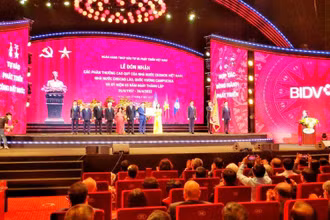 Phó Chủ tịch nước Võ Thị Ánh Xuân trao tặng Huân chương Lao động Hạng Ba cho ban lãnh đạo BIDV.