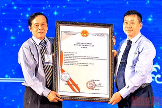 Đại diện Cục Sở hữu Trí tuệ trao chứng nhận chỉ dẫn địa lý cho Sở Khoa học-Công nghệ Cà Mau đối với tôm sú Cà Mau.