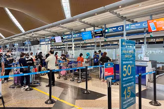 Hành khách làm thủ tục hàng không. 