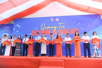 Các đại biểu cắt băng khai mạc triển lãm. (Ảnh: THÀNH ĐẠT)
