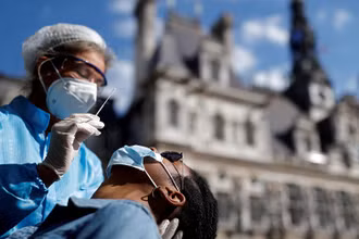 Lấy mẫu xét nghiệm Covid-19 tại 1 điểm xét nghiệm trước Tòa thị chính Paris, Pháp. (Ảnh: Reuters)