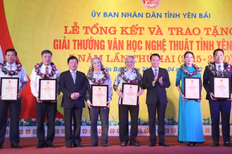 Bí thư Tỉnh ủy Đỗ Đức Duy cùng nhạc sĩ Đỗ Hồng Quân, Chủ tịch Ủy ban toàn quốc liên hiệp các Hội văn học nghệ thuật Việt Nam, trao giả A cho các tác giả và nhóm tác giả đạt giải. 