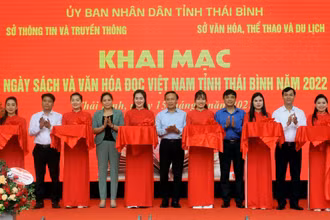 Cắt băng khai mạc Ngày Sách và Văn hóa đọc Việt Nam tại Thái Bình.