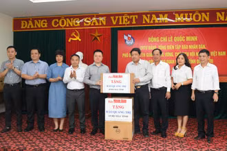 Báo Nhân Dân tặng Báo Quảng Trị 5 bộ máy tính.