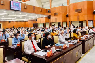 Các đại biểu thông qua nhiều tờ trình.