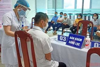Thái Bình tiêm vaccine ngừa Covid-19 cả ngày thứ bảy, chủ nhật. (Ảnh: MAI TÚ)