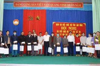 Đồng chí Phan Đình Trạc và đồng chí Trần Đình Văn trao quà tặng các gia đình chính sách, gia đình có hoàn cảnh khó khăn xã Tân Hội. 