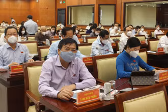 Các đại biểu tham gia Kỳ họp thứ năm Hội đồng nhân dân Thành phố Hồ Chí Minh khóa X.