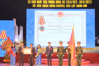 Thừa ủy quyền của Chủ tịch nước, Bí thư Tỉnh ủy Lê Quang Tùng trao Huân chương Độc lập hạng Nhì cho Đảng bộ, chính quyền và nhân dân thành phố Đông Hà.