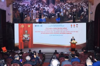 Trường đại học Khoa học Tự nhiên (Đại học Quốc gia Hà Nội) tổ chức Lễ kỷ niệm 65 năm truyền thống và đón nhận Huân chương Lao động hạng Ba, ngày 20/11/2021. (Ảnh: Tuấn Anh/TTXVN)