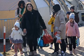 Người tị nạn Ukraine sơ tán tới trạm kiểm soát biên giới ở Medyka, Ba Lan, ngày 20/3/2022. (Ảnh: Reuters)