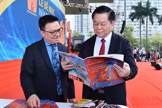 Bí thư Trung ương Đảng, Trưởng Ban Tuyên giáo Trung ương Nguyễn Trọng Nghĩa tham quan gian trưng bày của Báo Nhân Dân.