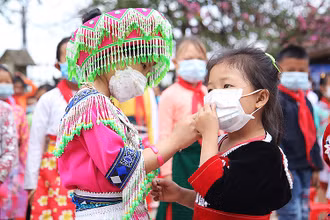Học sinh các dân tộc thiểu số xúng xính trong những bộ váy áo truyền thống trong khuôn khổ chương trình “Bảo tồn và phát huy giá trị vùng biên”.