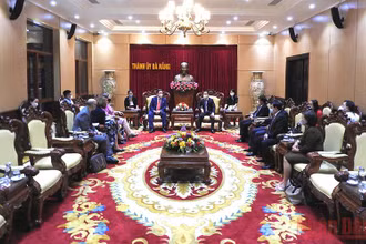 Ngài Marc Knapper, tân Đại sứ Hoa Kỳ tại Việt Nam làm việc với lãnh đạo Thành ủy Đà Nẵng.